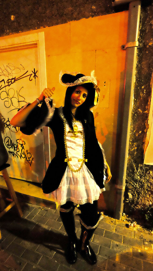 Une belle pirate dans la nuit de Pourim à Tel-Aviv. ©Judith Lossmann, Carnaval à Tel-Aviv... prenez vos billets et en route pour la fête !