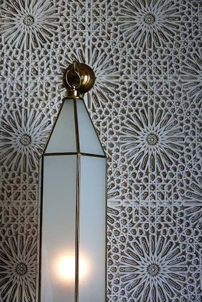 Une lanterne du créateur Hazzaz sur fond de paroi de stuc à l’hôtel Sahrai ©Stéphane Isard 