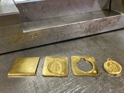 Atelier Seral à Lourdes, frappeur de médailles.