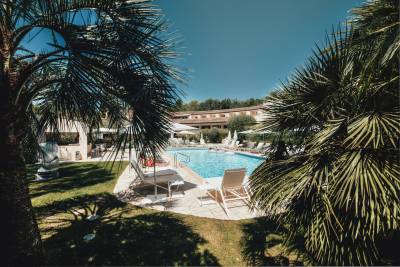 Les jardins et piscine de La Vague de St Paul de Vence. ©La Vague