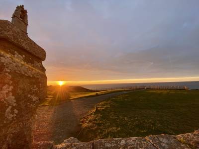 Lever du soleil sur les murs de la pointe St Mathieu. ©Judith Lossmann