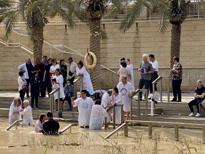 Baptême orthodoxe sur la rive israélienne du Jourdain