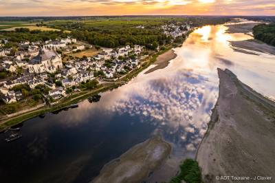 vue de haut sur un village de Touraine implanté à côte d'une riviere