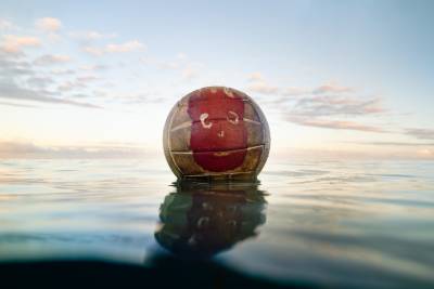 Flottant sur l'eau de la mer, Wilson (le ballon de basket meilleur ami de solitude de Tom Hanks)