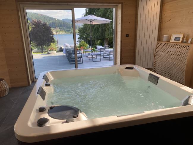 Gros plan sur le jacuzzi de la villa concorde à Gérardmer.