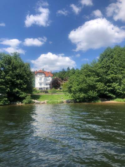 Vue depuis un lac, on voit la villa Concorde à Gérardmer