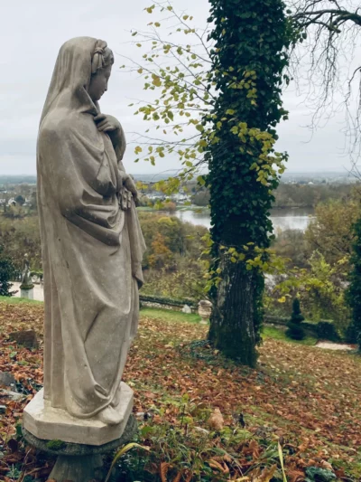 Statue de la Vierge dans les jardins du Chateau Le Prieuré