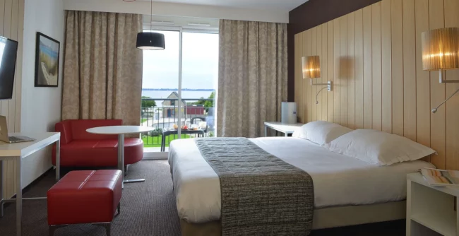 Chambre contemporaine, fenetre ouverte sur la mer à Concarneau.