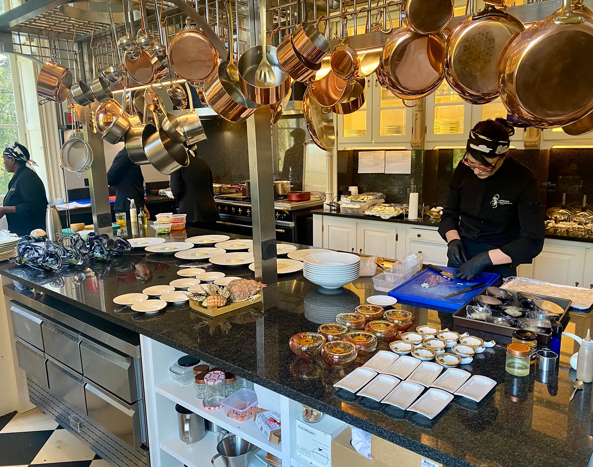 les cuisines tout en cuivre du chateau des Tesnières.