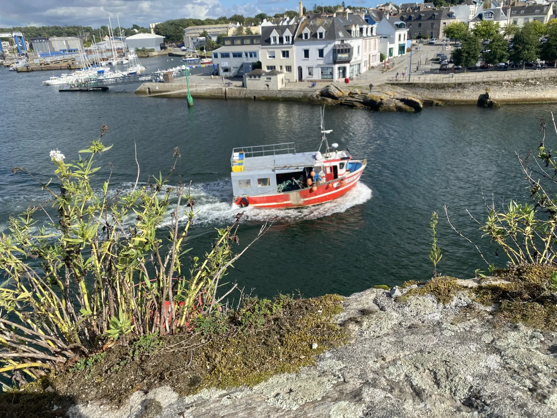 un petit bateau rouge à moteur fait le taxi à Concarneau