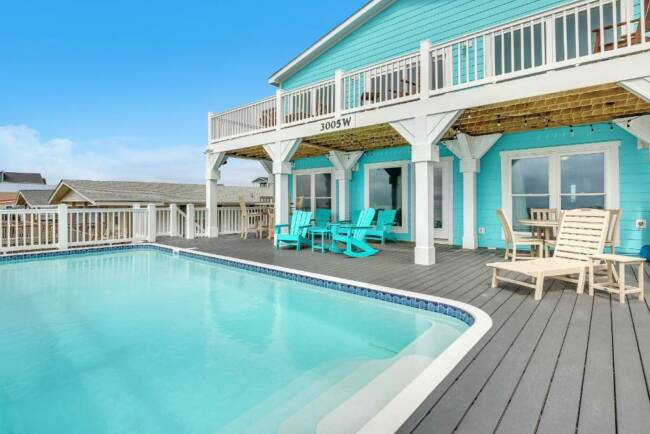 maison bleue posée sur une immense plage