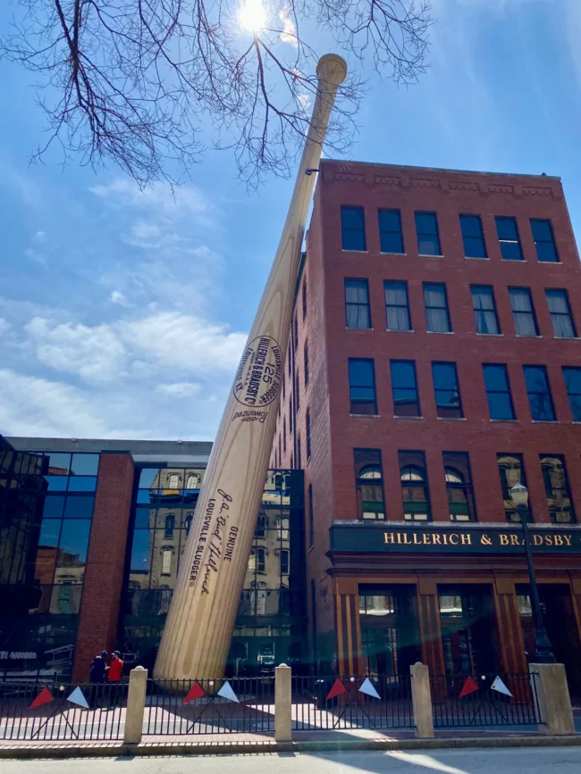 Batiment emblématique de Louisville, celui qui abrite la ligue de baseball.