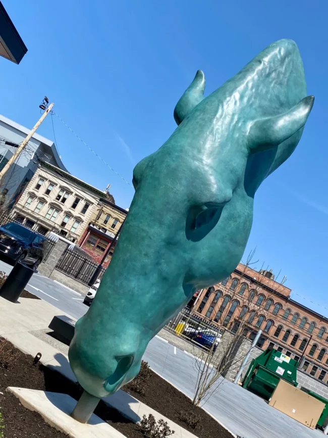 Sculpture d'une tête de cheval géante