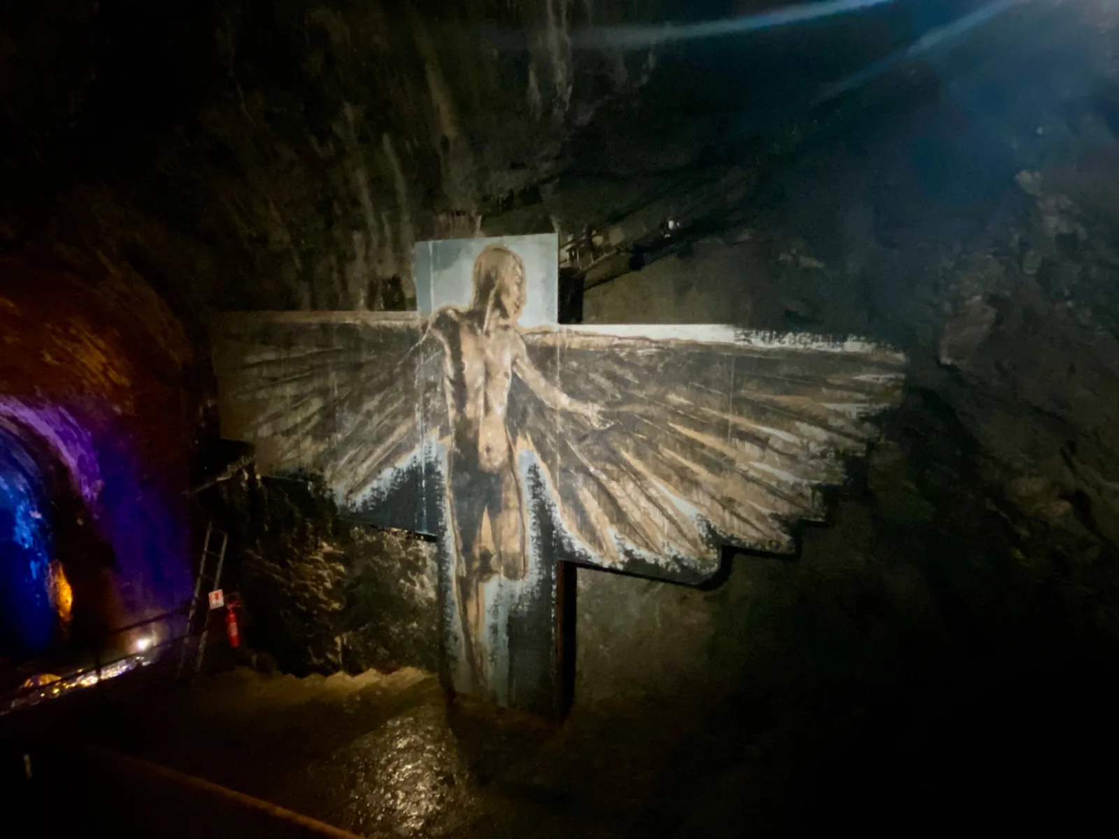 Une oeuvre majeure représentant un ange masculin sur une croix trône dans l'obscurité du Tunnel de Morlaix.