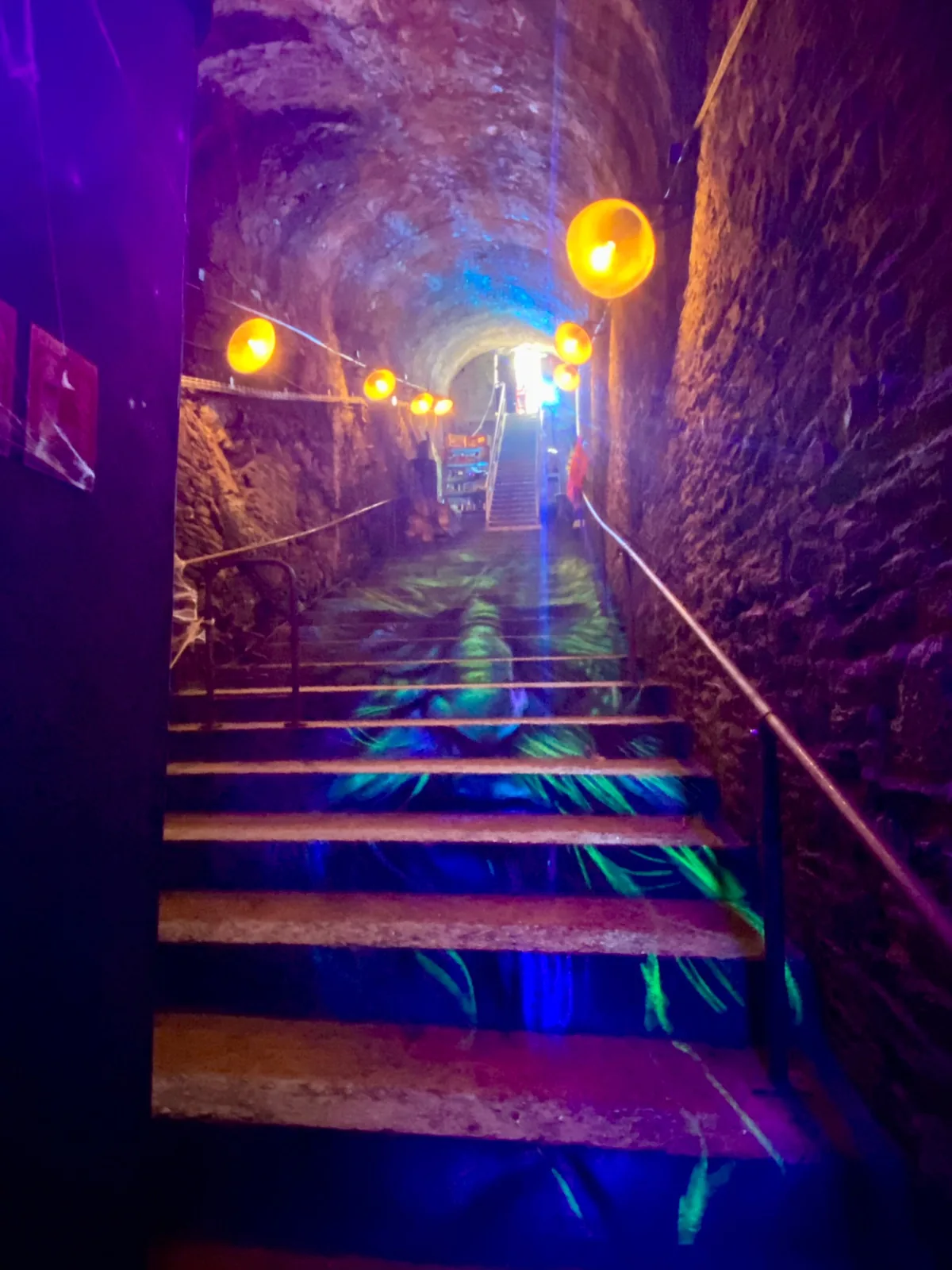 l'anamorphose d'un korrigan apparait sur les contremarches de l'escalier quand on quitte le tunnel de Morlaix. ©JAL